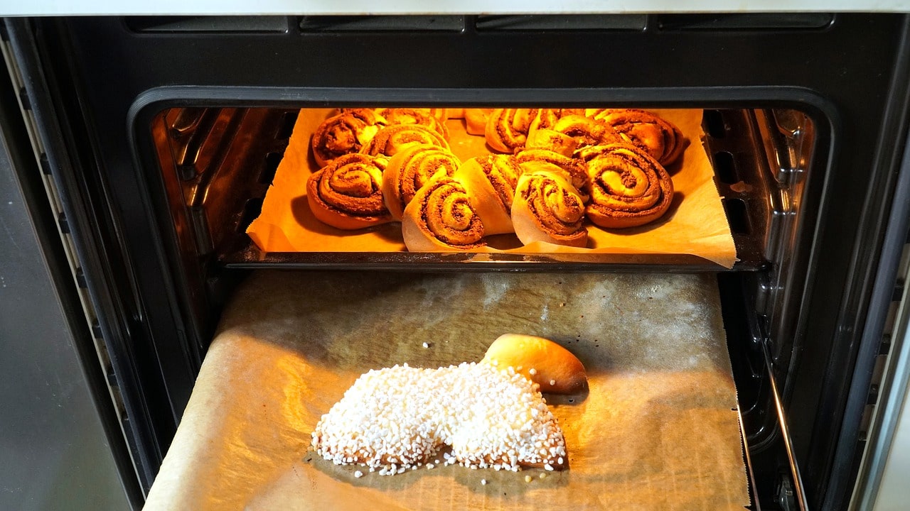 Печет печенье в духовке