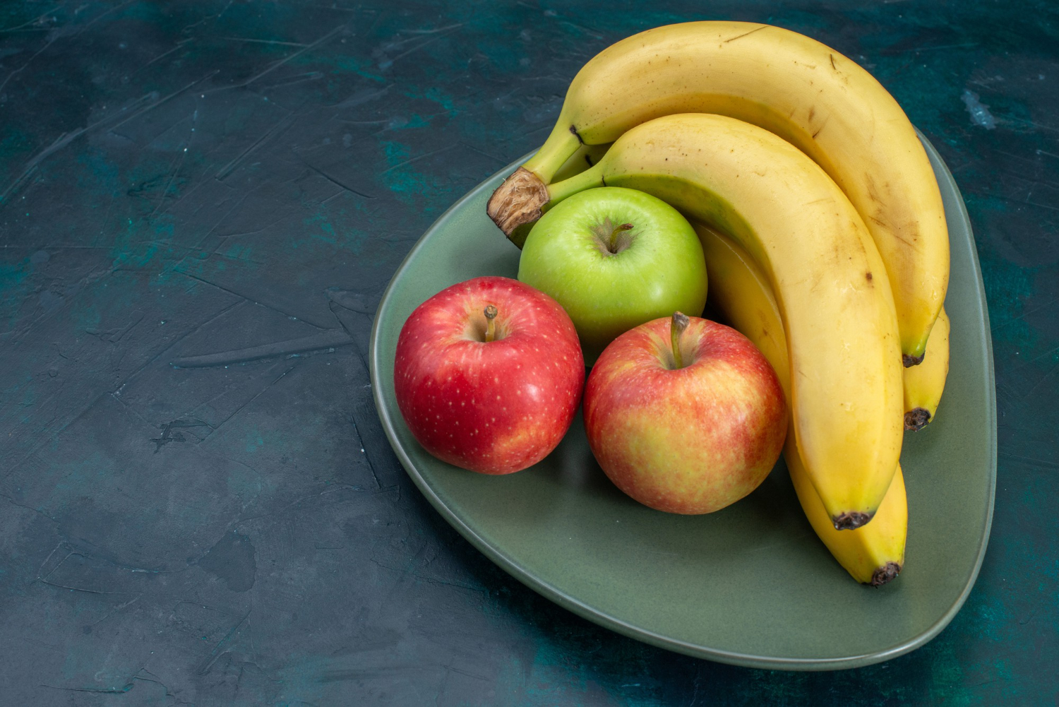 Бананово фруктовый. Яблоки и бананы. Фрукты на столе. Яблоко банан апельсин. Яблочные бананы.